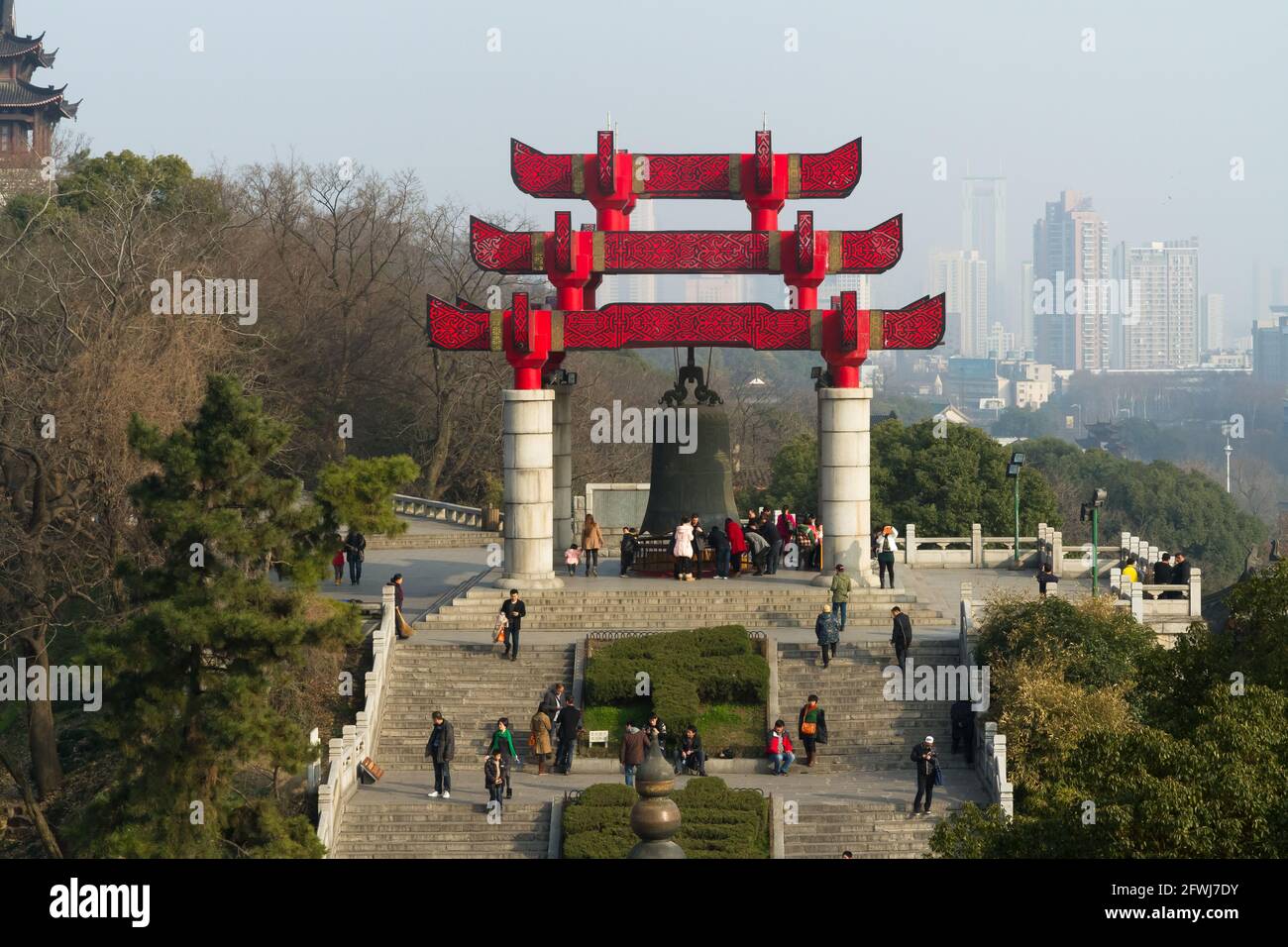 Wuhan , Provincia de Hubei, China - 22 de febrero de 2013: Escenografía de la zona escénica de Huanghelou Foto de stock