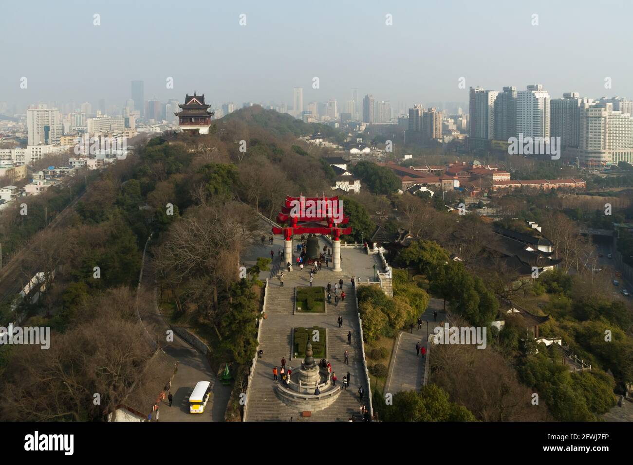 Wuhan , Provincia de Hubei, China - 22 de febrero de 2013: Escenografía de la zona escénica de Huanghelou Foto de stock