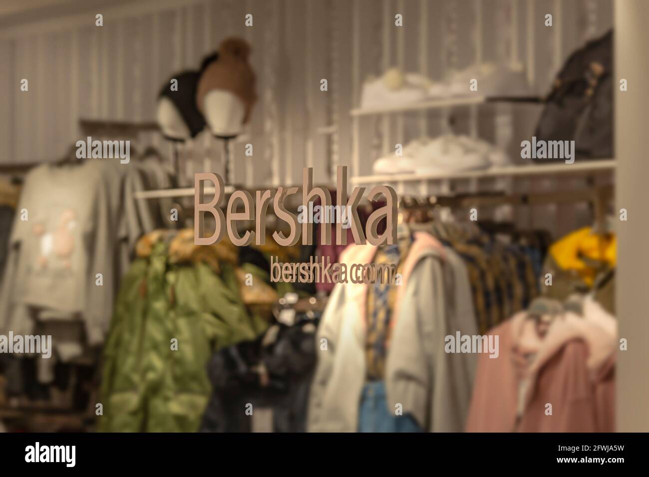 ESPAÑA, BARCELONA - 11 de mayo de 2021: Nombre de la tienda Bershka. Foto  de stock Fotografía de stock - Alamy