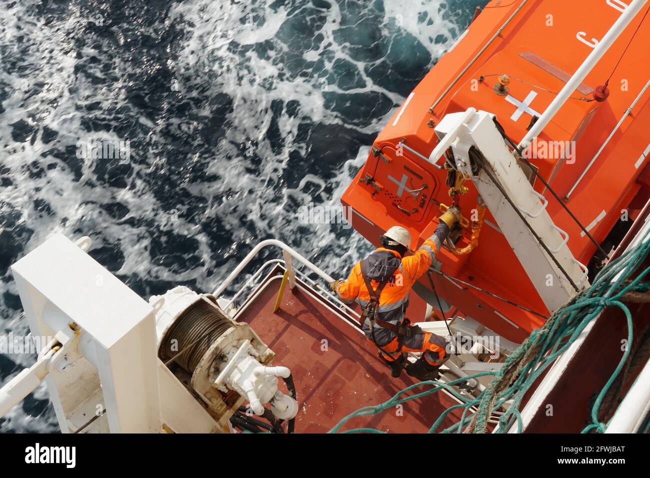 El gancho de popa en el barco fijo en el barco contenedor es revisado
