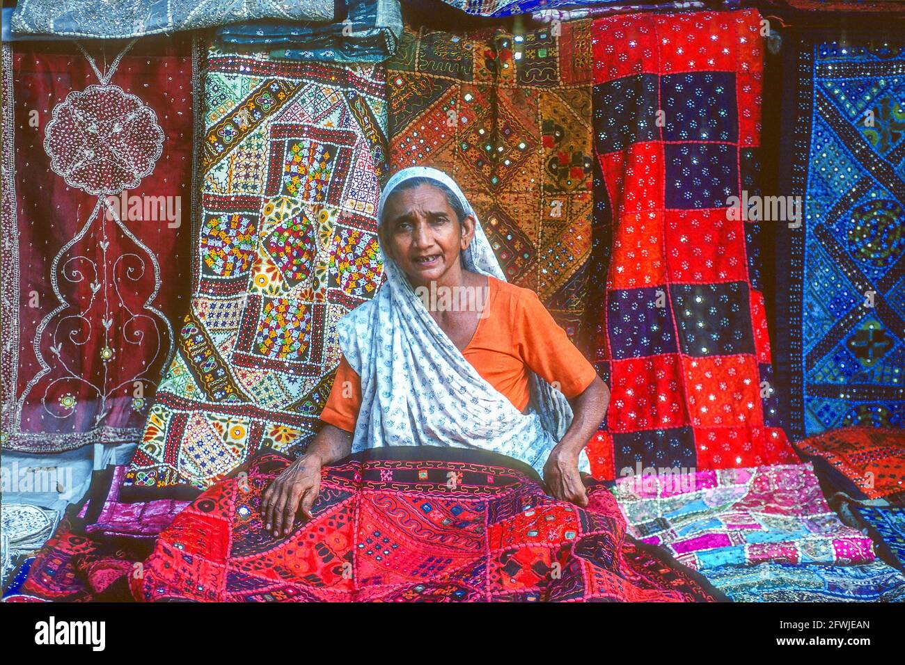 Mujer vendedora de textiles Delhi India Foto de stock