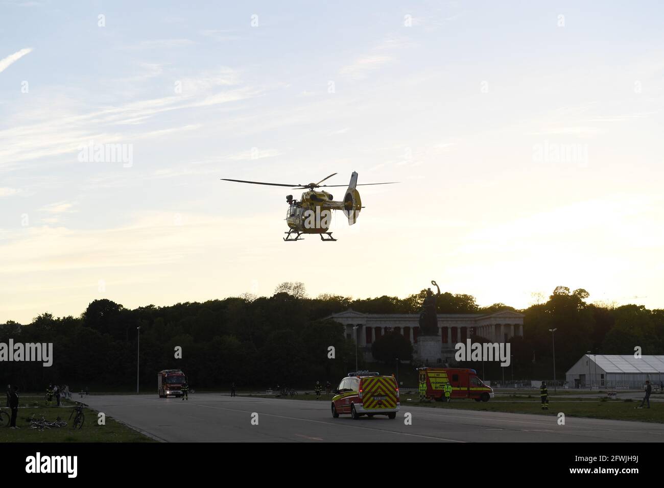 Munich, Alemania. 22nd de mayo de 2021. Un helicóptero de rescate de la Luftrettung de la ADAC aterriza en las teresienwiese. La gran zona abierta dentro de la capital del estado es muy adecuada como lugar de aterrizaje, que está asegurado por los bomberos y la policía. Crédito: Felix Hörhager/dpa/Alamy Live News Foto de stock
