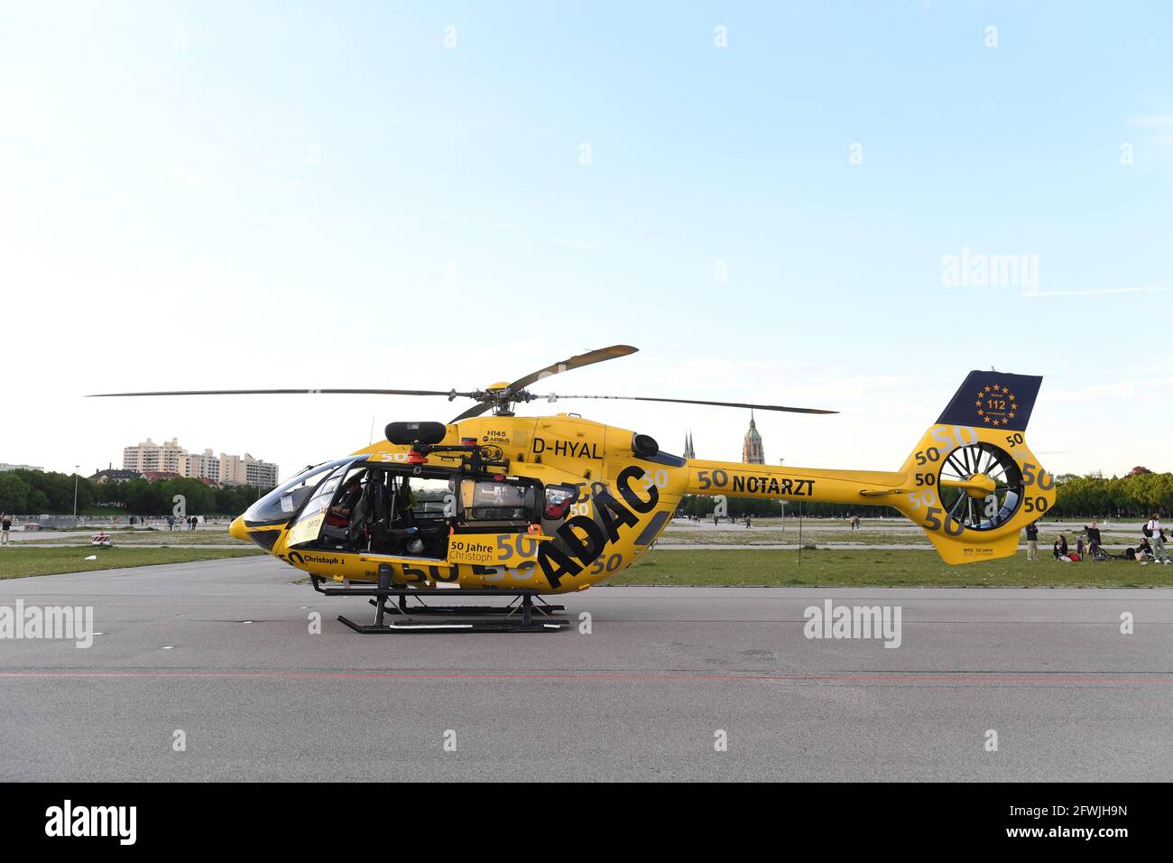 Munich, Alemania. 22nd de mayo de 2021. Un helicóptero de rescate de la Luftrettung de la ADAC está estacionado en la Theresienwiese. La gran zona abierta dentro de la capital del estado es muy adecuada como lugar de aterrizaje, que está asegurado por los bomberos y la policía. Crédito: Felix Hörhager/dpa/Alamy Live News Foto de stock