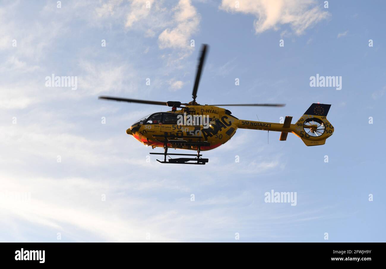Munich, Alemania. 22nd de mayo de 2021. Un helicóptero de rescate de la Luftrettung de la ADAC vuela sobre la Theresienwiese. La gran zona abierta dentro de la capital del estado es muy adecuada como lugar de aterrizaje, que está asegurado por los bomberos y la policía. Crédito: Felix Hörhager/dpa/Alamy Live News Foto de stock