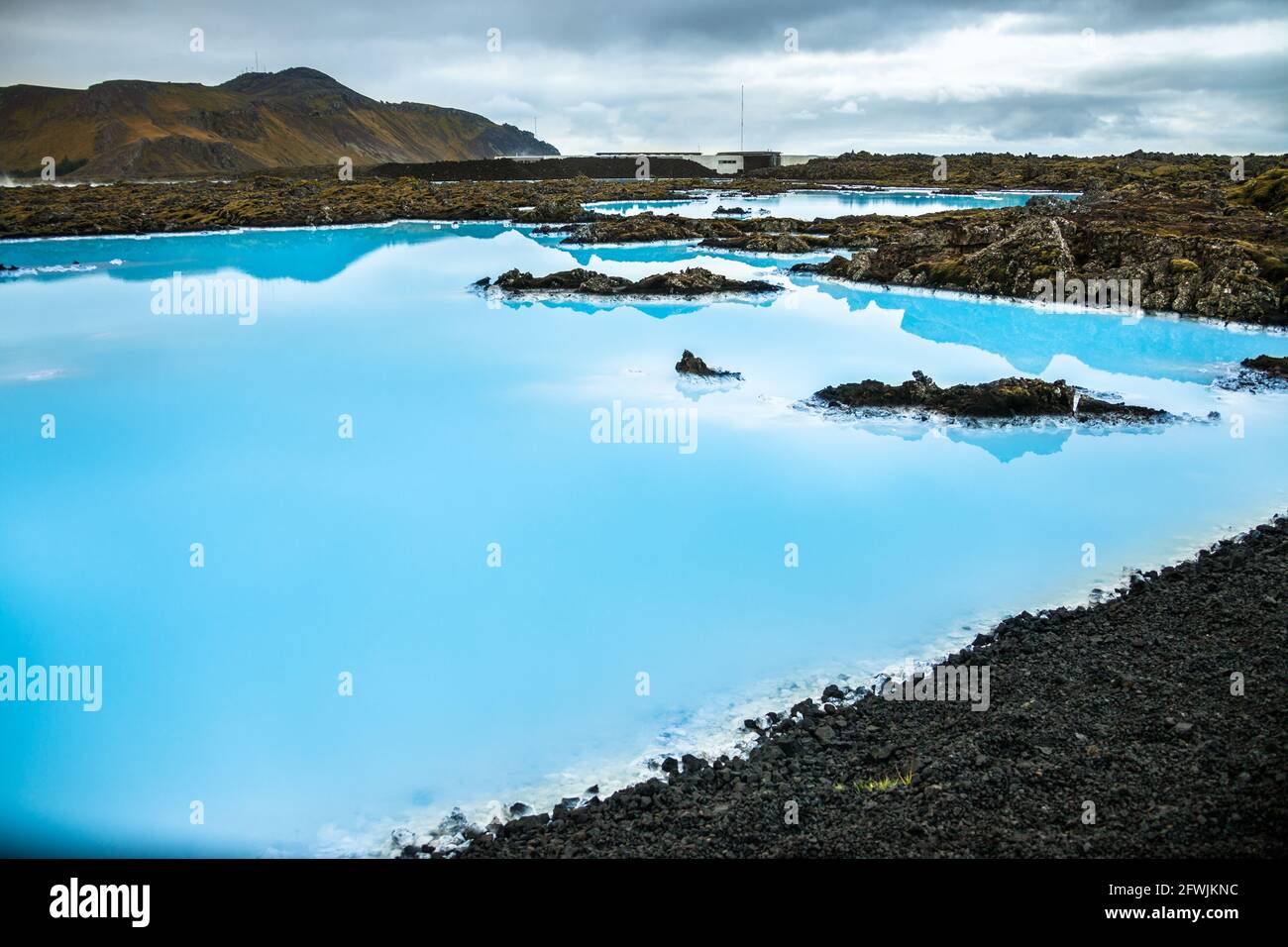 Las ricas aguas cálidas y el terreno volcánico de lava que rodean el Blue Lagoon Hot Springs Resort y Spa al amanecer Islandia Foto de stock