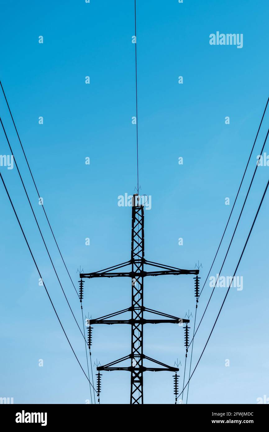 Concepto de suministro, distribución y transmisión de energía eléctrica.  Transmisión de electricidad de alta tensión poste de torre metálico con  cables silueta oscura en Fotografía de stock - Alamy