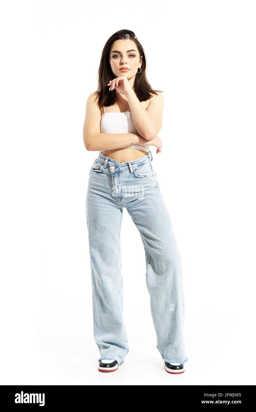 Hermosa mujer joven pensativa con ropa informal de verano estilo calle con  la mano en la barbilla. Cuerpo entero aislado sobre fondo blanco Fotografía  de stock - Alamy