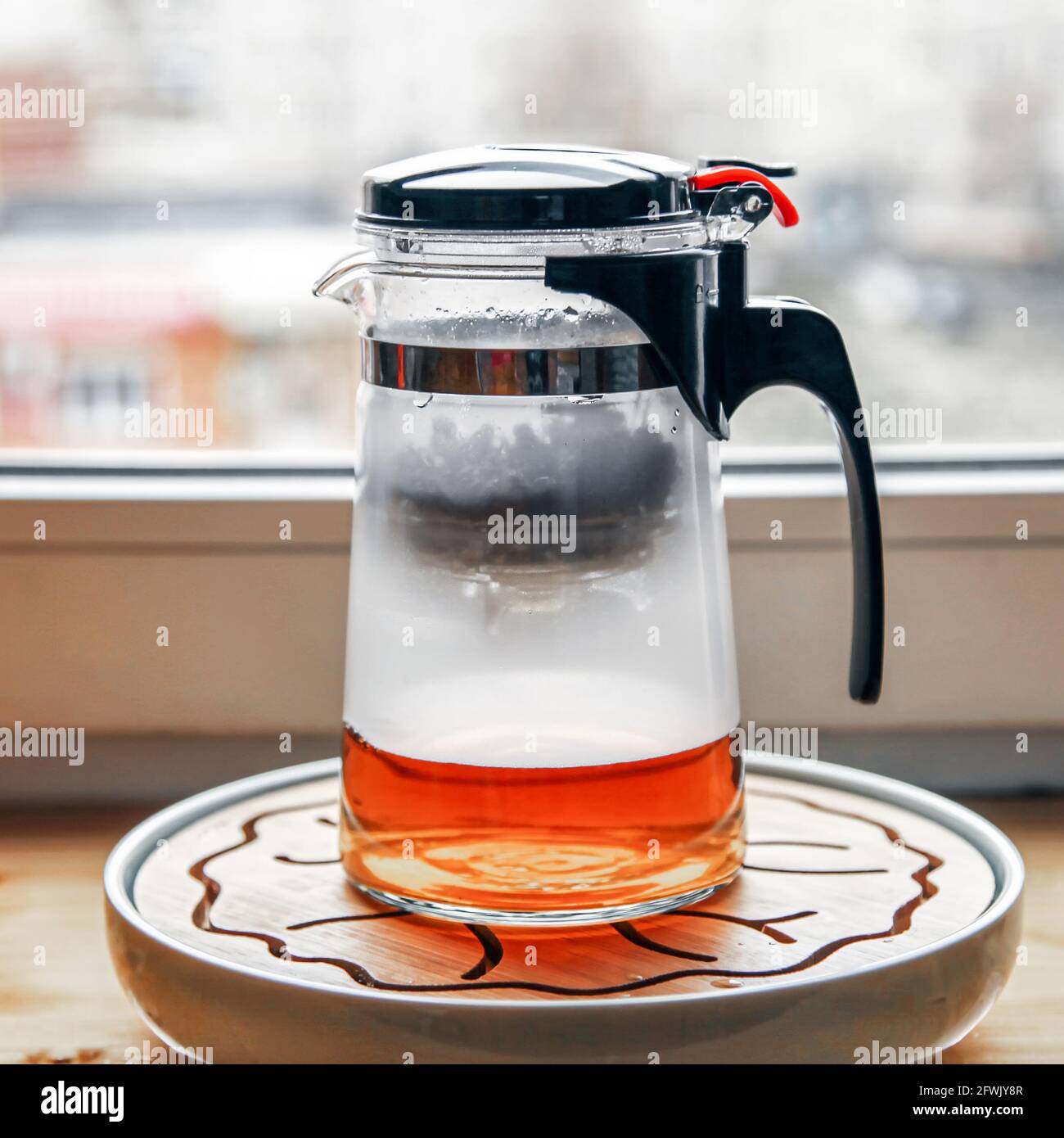 Tetera de vidrio de plástico con botón y matraz para preparar té mientras  preparación Fotografía de stock - Alamy