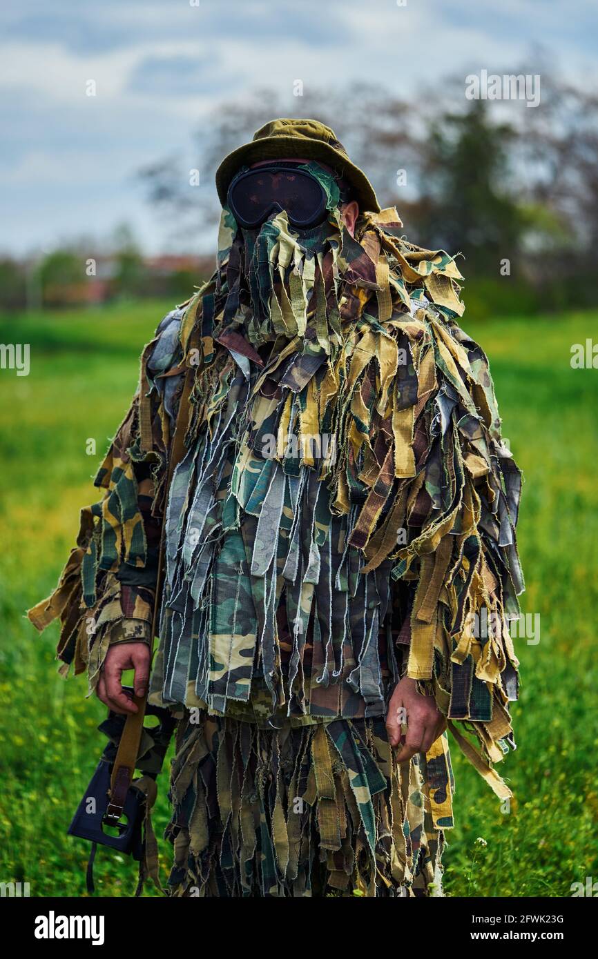 un militar hombre o airsoft jugador en un camuflaje traje furtivo el río y  objetivos desde un francotirador rifle a el lado o a objetivo. 31027903  Foto de stock en Vecteezy