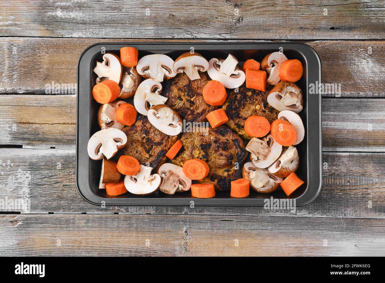 Cuello de cordero con champignon y verduras horneadas al horno mesa de  madera Fotografía de stock - Alamy