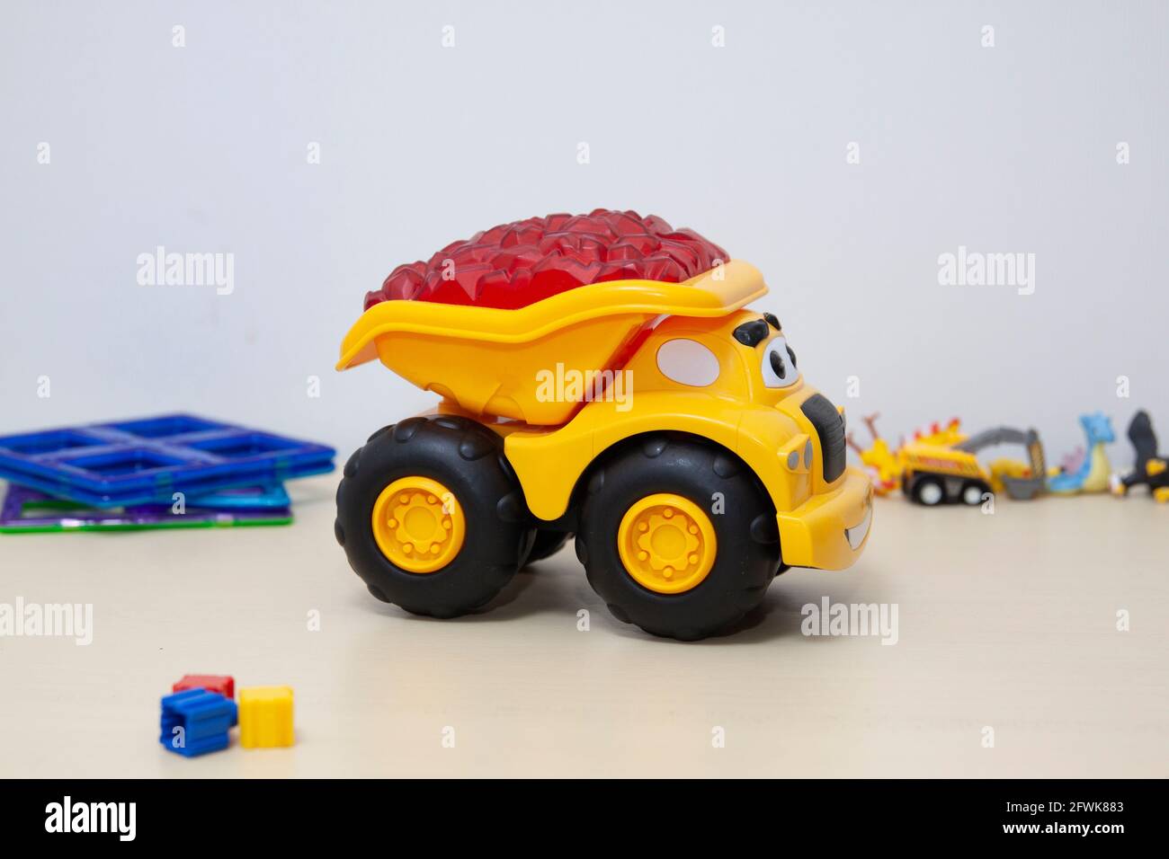 Juguete De Camion Volquete Amarillo Del Bebe Fotografia De Stock Alamy