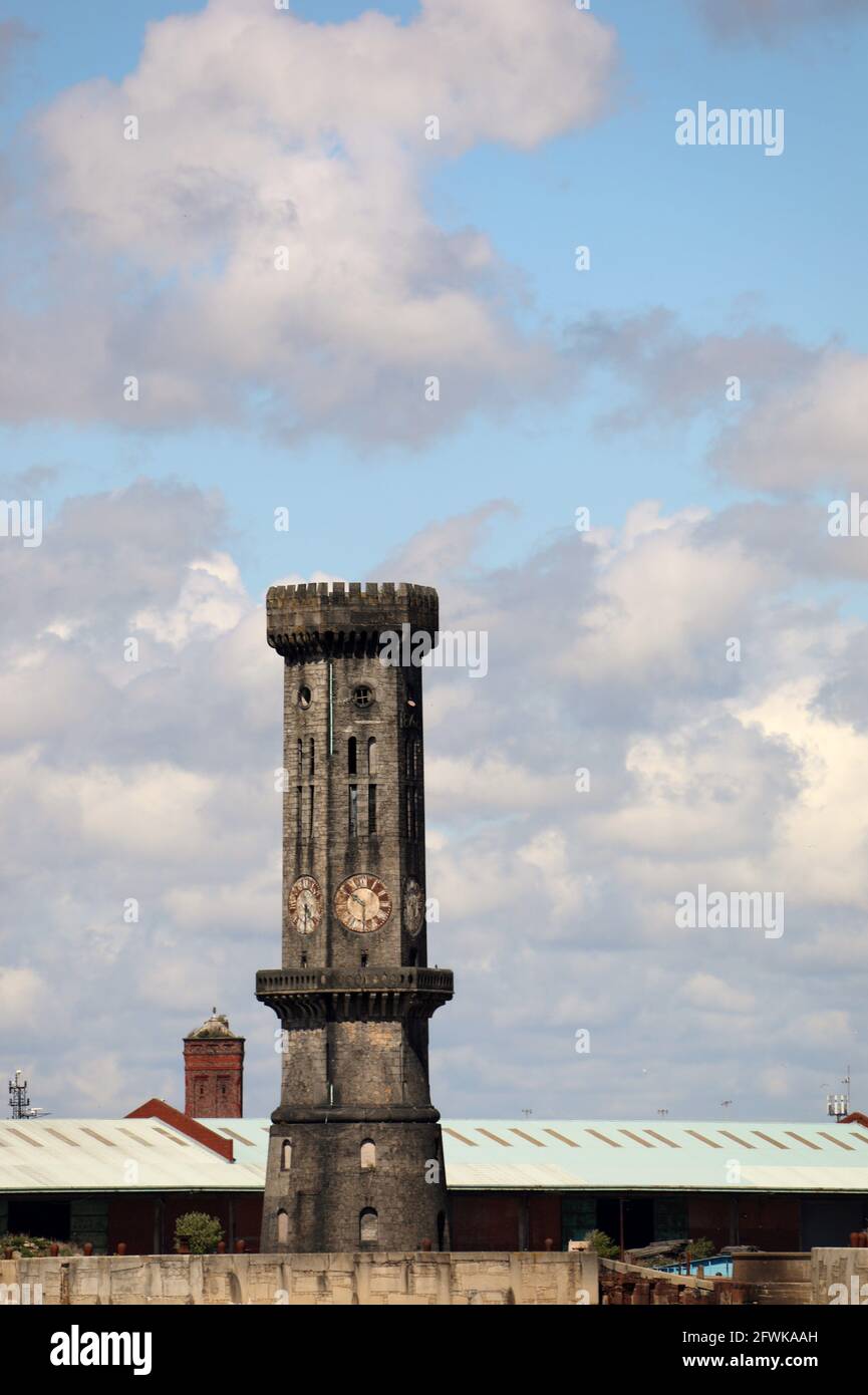 Victoria Tower en el muelle de Salisbury en el río Mersey In Liverpool Foto de stock