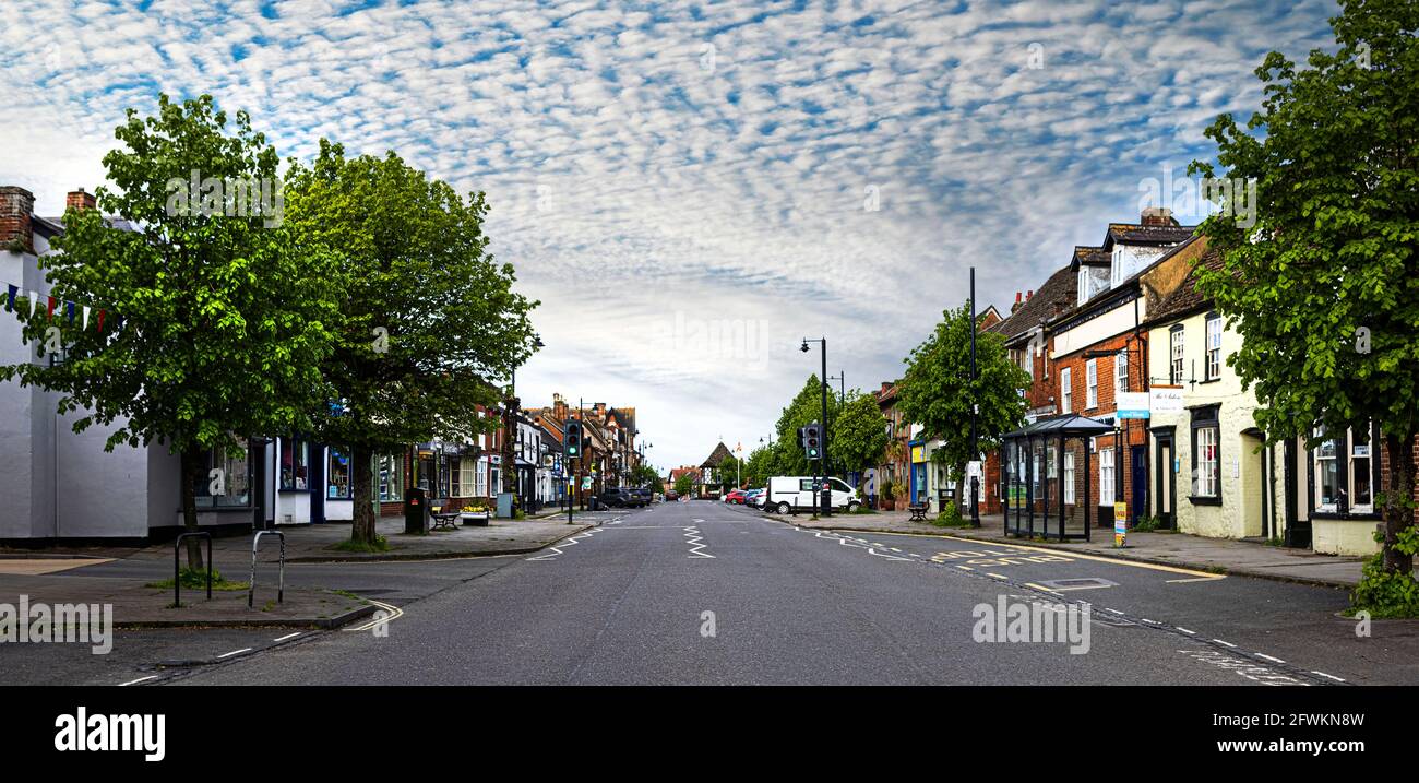 Royal Wootton Bassett calle alta a primera hora de la mañana Foto de stock