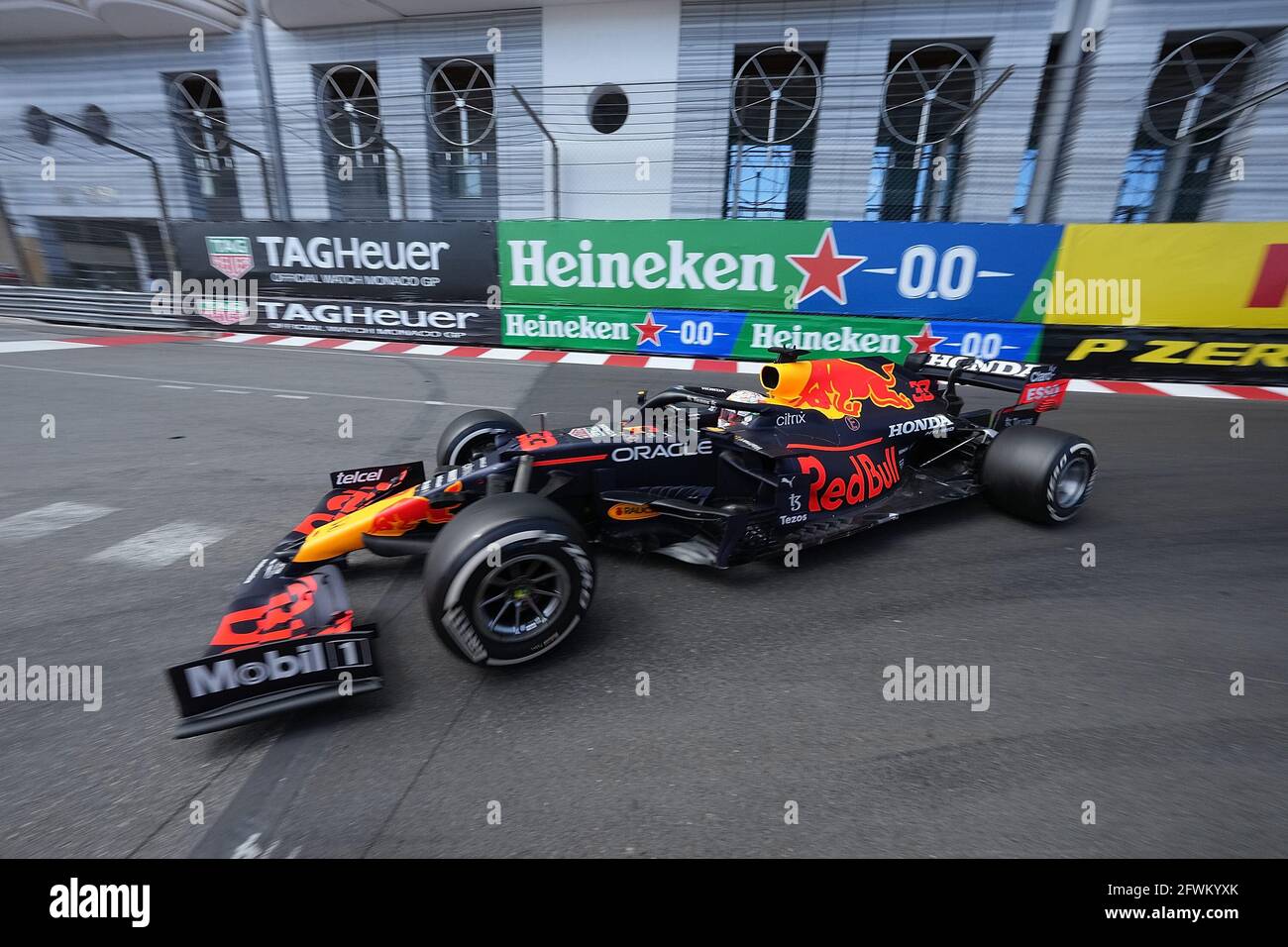 Ciudad de Mónaco, Mónaco. 23rd de mayo de 2021. Motorsport: Campeonato Mundial de Fórmula 1, Gran Premio de Mónaco. El piloto holandés Max Verstappen del equipo Red Bull Racing en la pista. Crédito: Hasan Bratic/dpa/Alamy Live News Foto de stock
