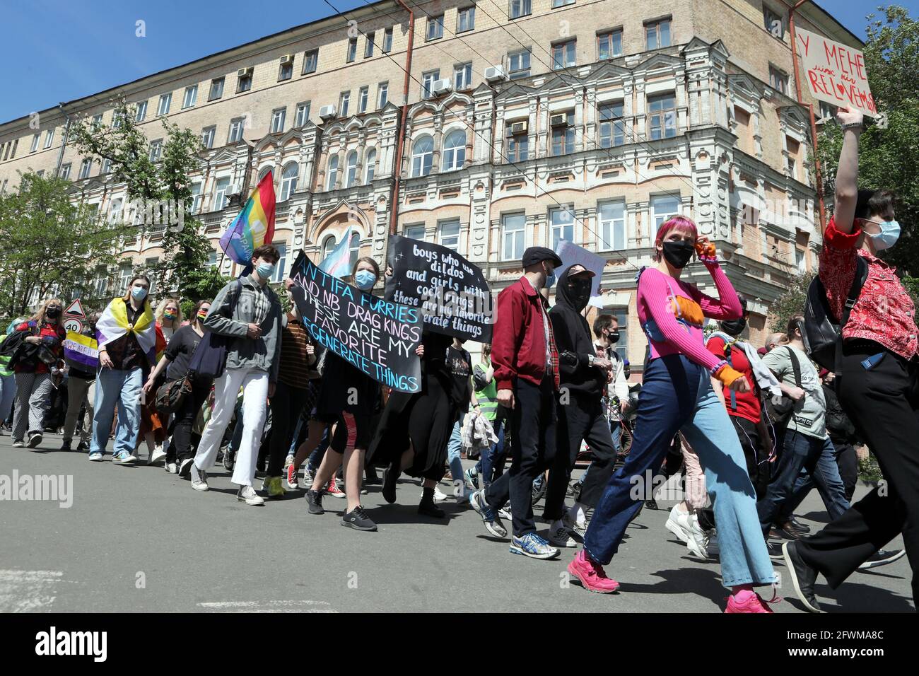 KIEV, UCRANIA - 22 DE MAYO de 2021 - Los activistas caminan por la calle durante la procesión pro transgénero Trans*March 2021, celebrada para celebrar el segundo anni Foto de stock