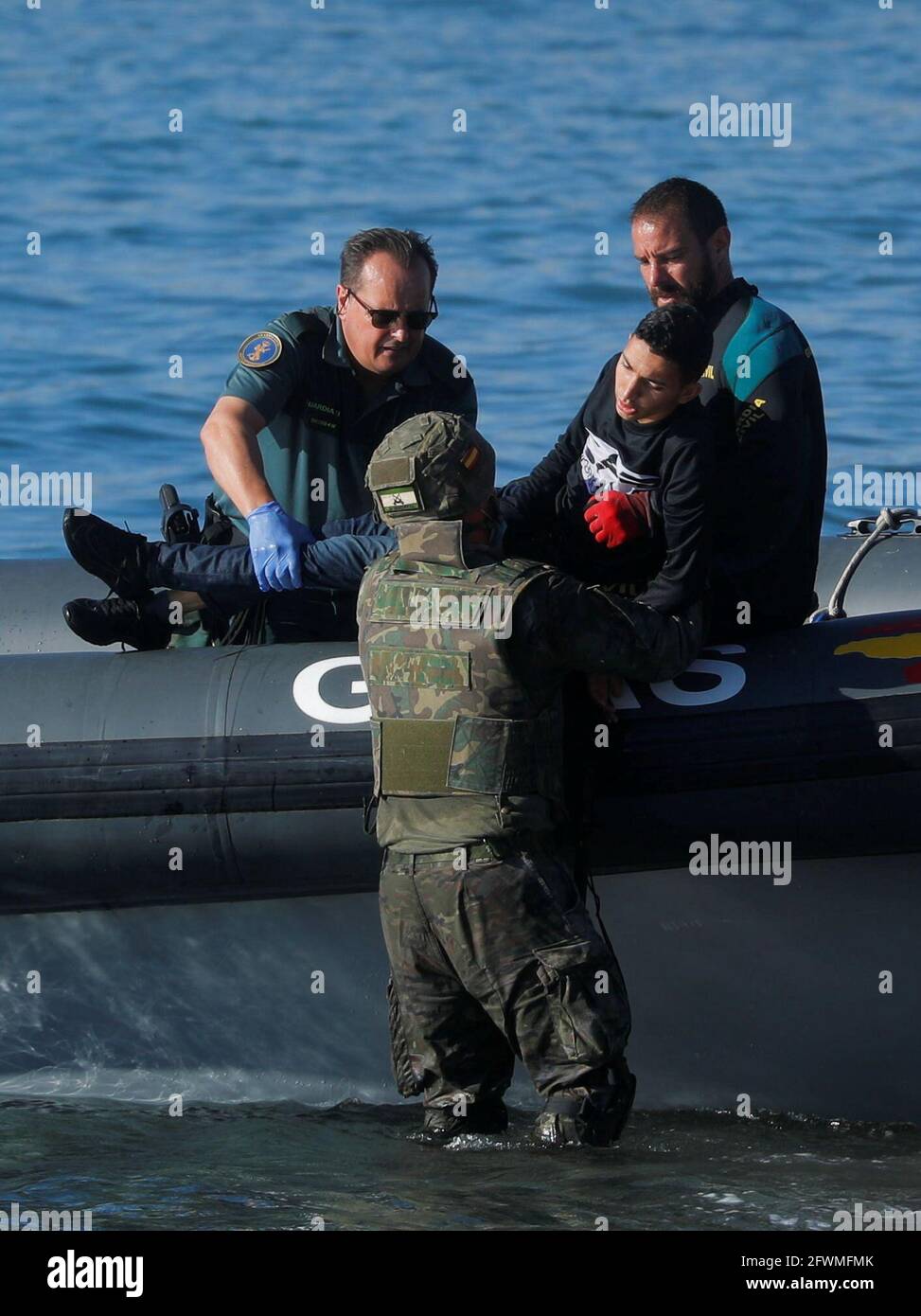 Juan Francisco R Un Guardia Civil Espanol Del Grupo Especial De Actividades Submarinas Geas Que Rescato A Un Bebe Migrante Mientras Su Madre Cruzaba Con El La Frontera Nadando De Marruecos A