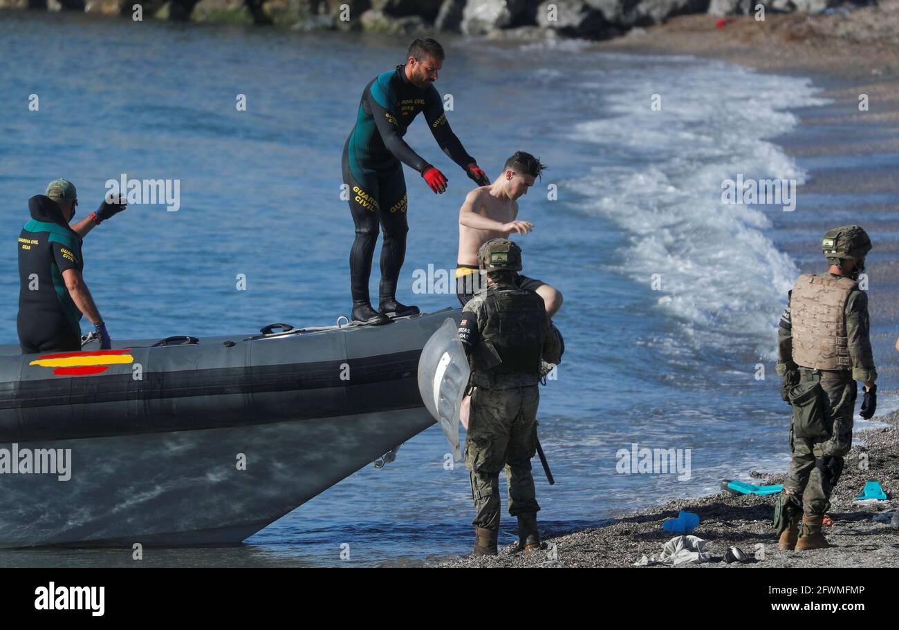 Juan Francisco Arriba Un Guardia Civil Espanol Del Grupo Especial De Actividades Submarinas Geas Que Rescato A Un Bebe Migrante De Ahogarse En El Mar Mientras Su Madre Cruzaba Con El La