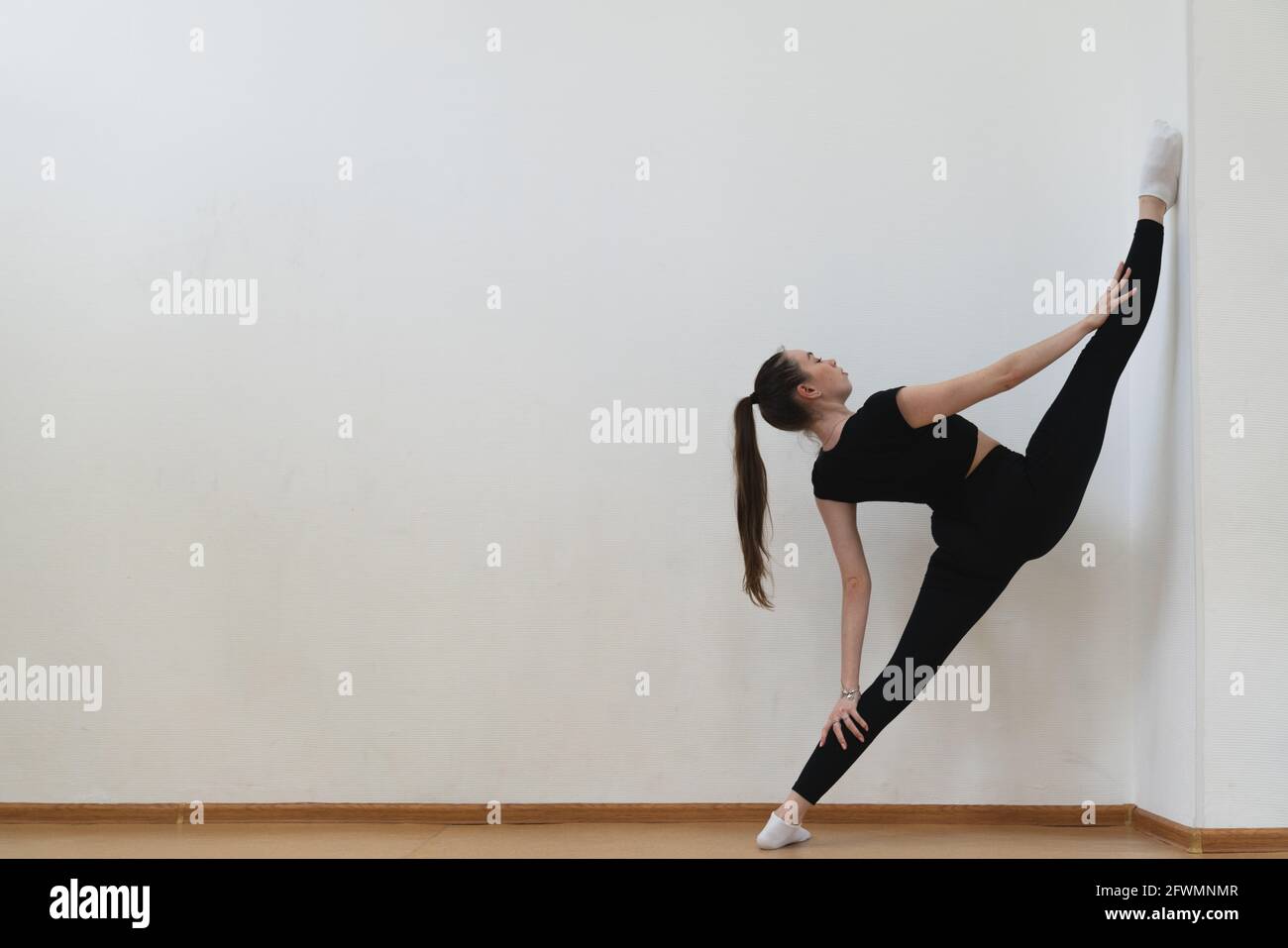 mujer que practica el hilo en el gimnasio Foto de stock