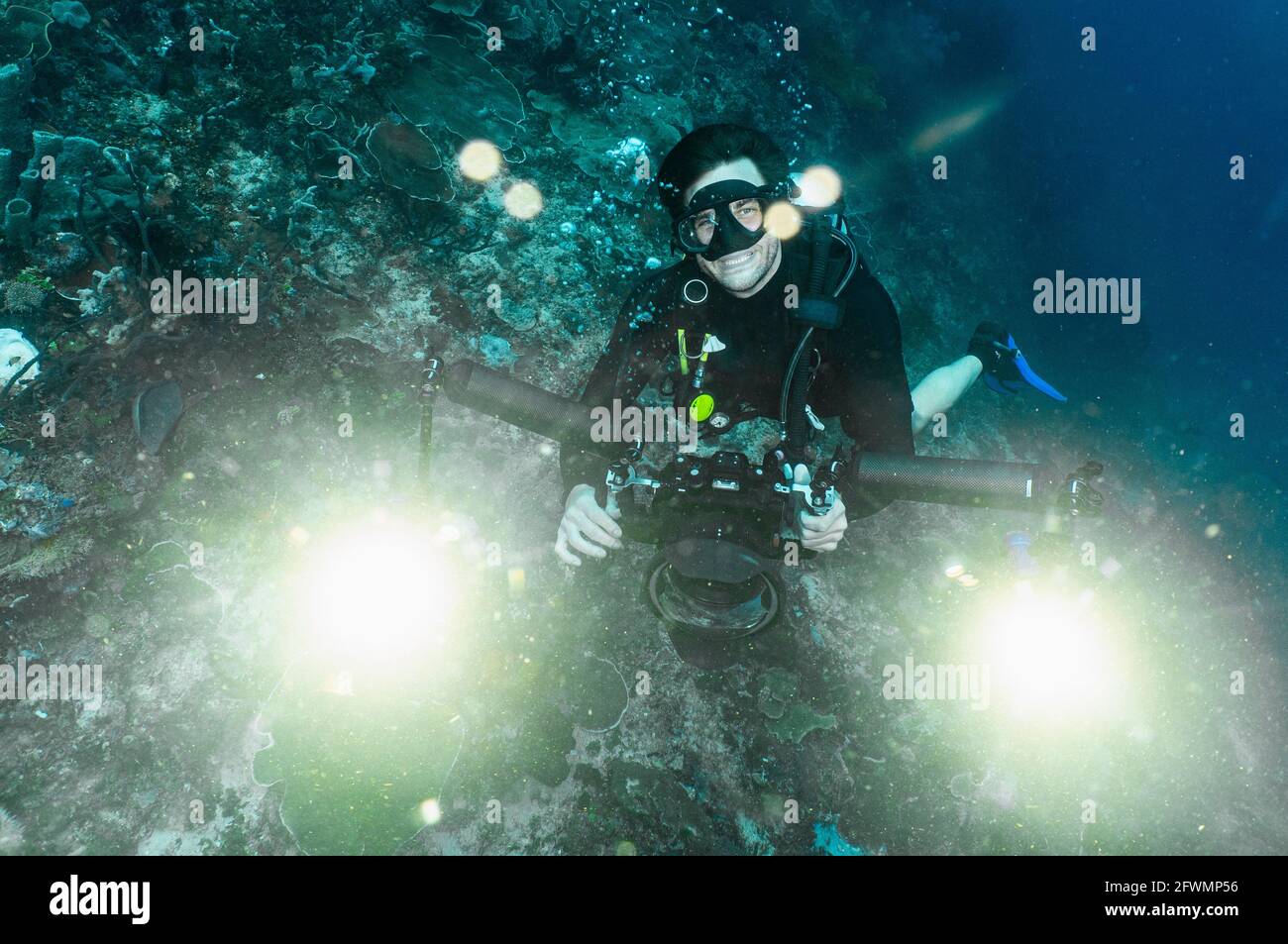Fotógrafo subacuático mirando la cámara en Raja Ampat Foto de stock