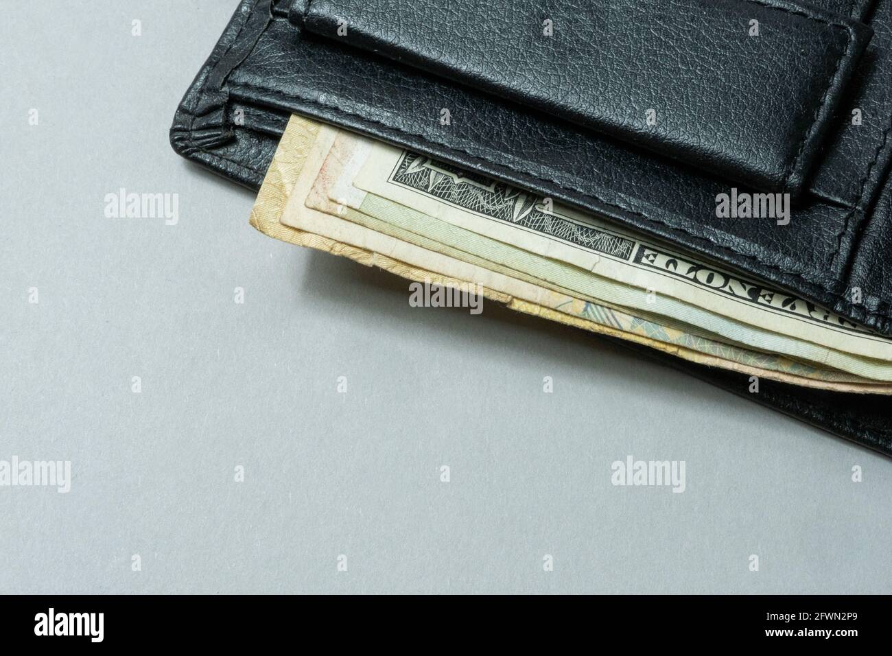 Cartera negra con dinero sobre la mesa Fotograf a de stock Alamy