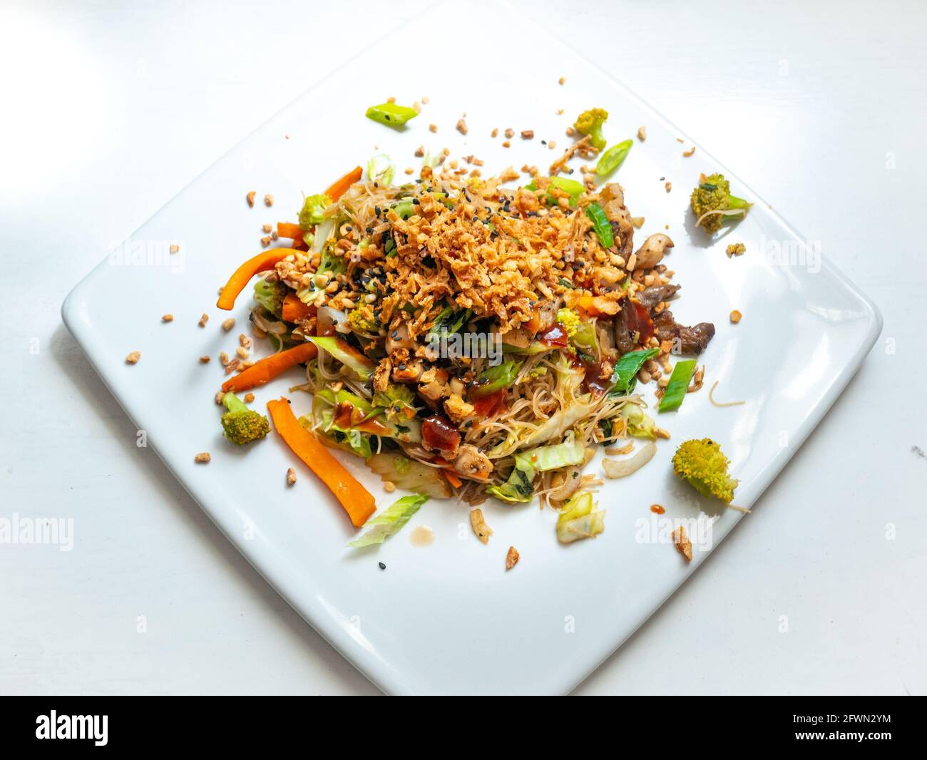Pad Thai Vegan, Arroz de fideos con verduras salteadas, Broccoli, Carrot, cebolla blanca y verde, setas de la ostra, cacahuetes picados Foto de stock
