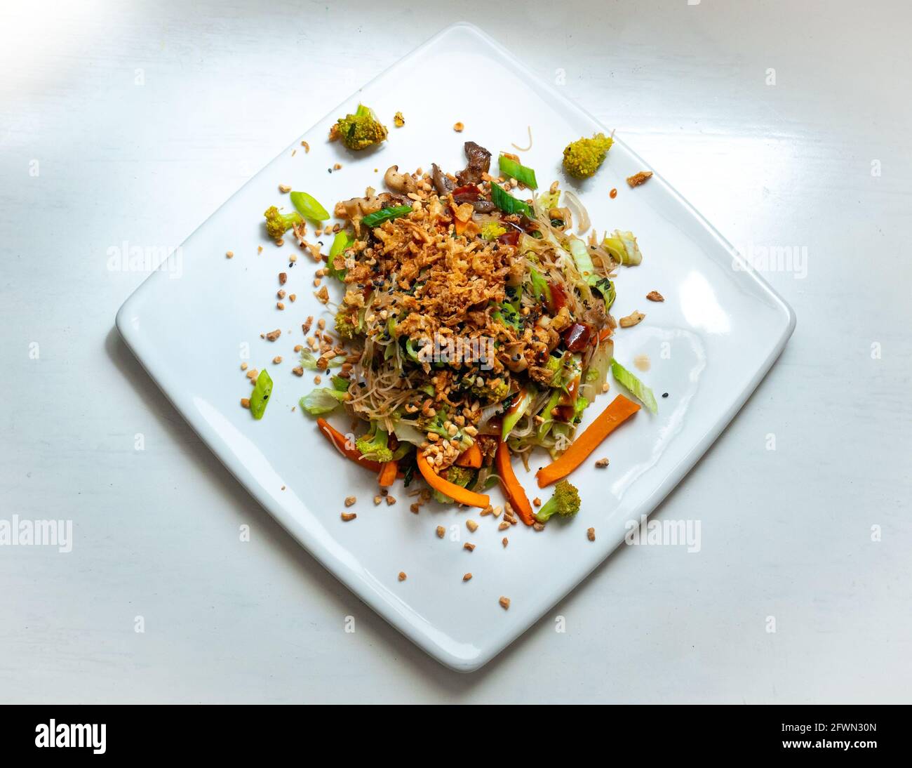 Pad Thai Vegan, Arroz de fideos con verduras salteadas, Broccoli, Carrot, cebolla blanca y verde, setas de la ostra, cacahuetes picados Foto de stock