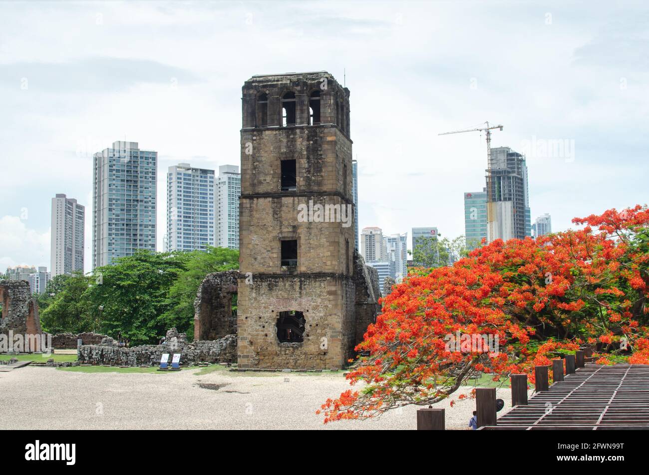 Catedral Torre de Panamá Viejo Foto de stock