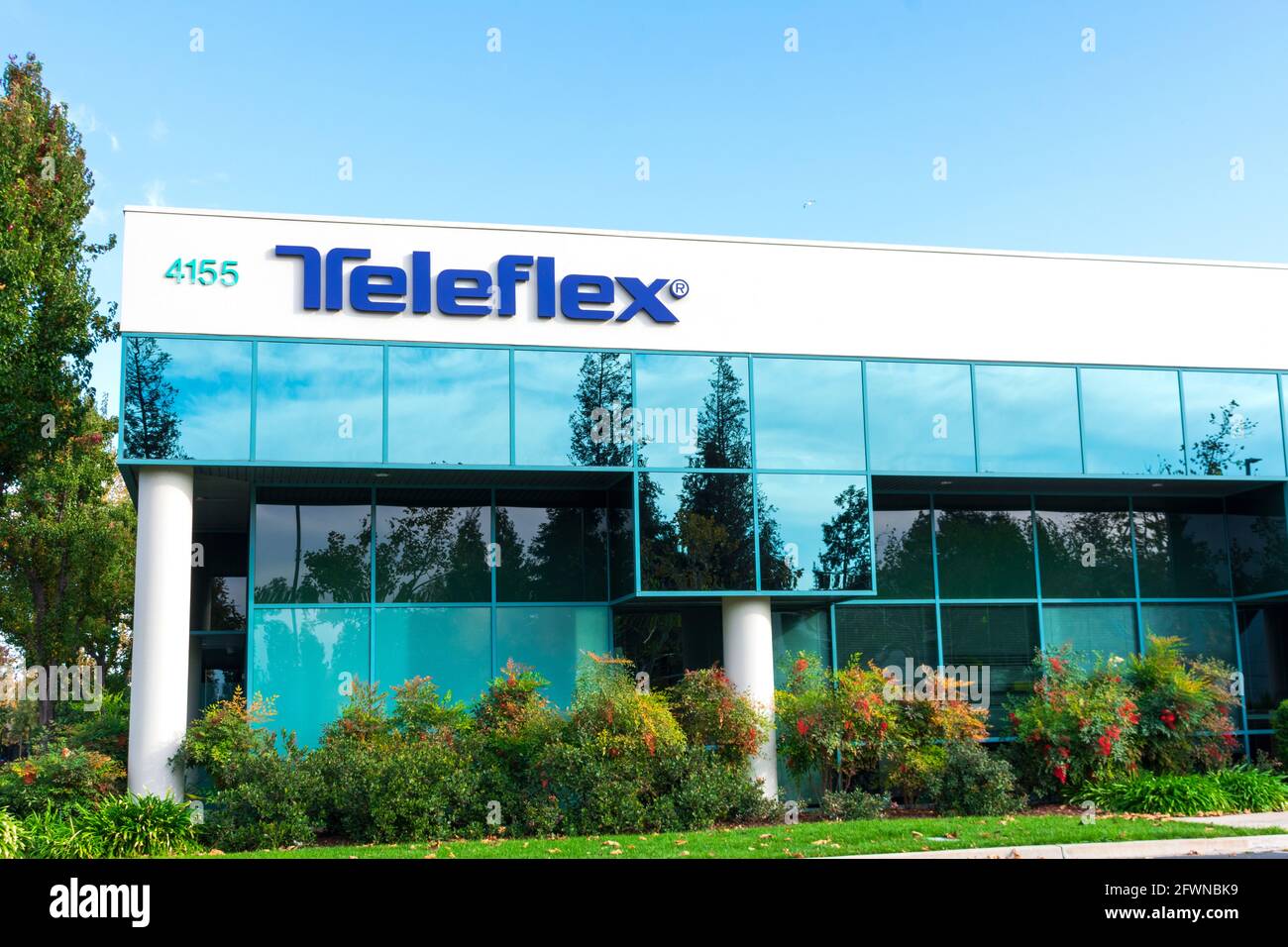 Exterior del edificio de oficinas Teleflex. Teleflex es un proveedor de dispositivos médicos especializados para una gama de procedimientos en cuidados críticos y cirugía - Pleasa Foto de stock