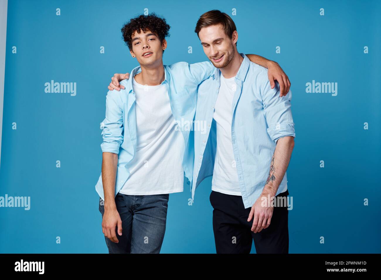 mejores amigos abrazando sobre fondo azul en camisetas a juego recortadas ver Fotografía de stock - Alamy mejores amigos abrazando sobre fondo azul en camisetas a juego recortadas ver Fotografía de stock - Alamy