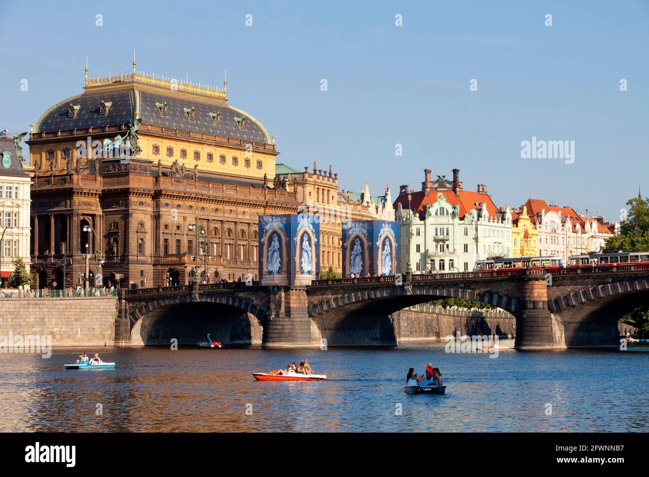 República Checa, Praga - Teatro Nacional y embarcaciones de recreo. Foto de stock