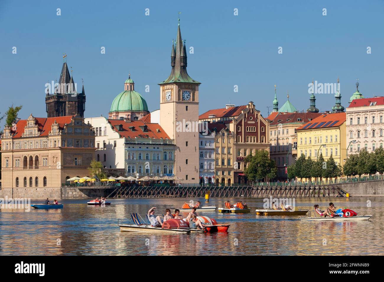 Praga - Novotneho Lakva, museo smetanovo, torres de la vieja ciudad y barcos Foto de stock