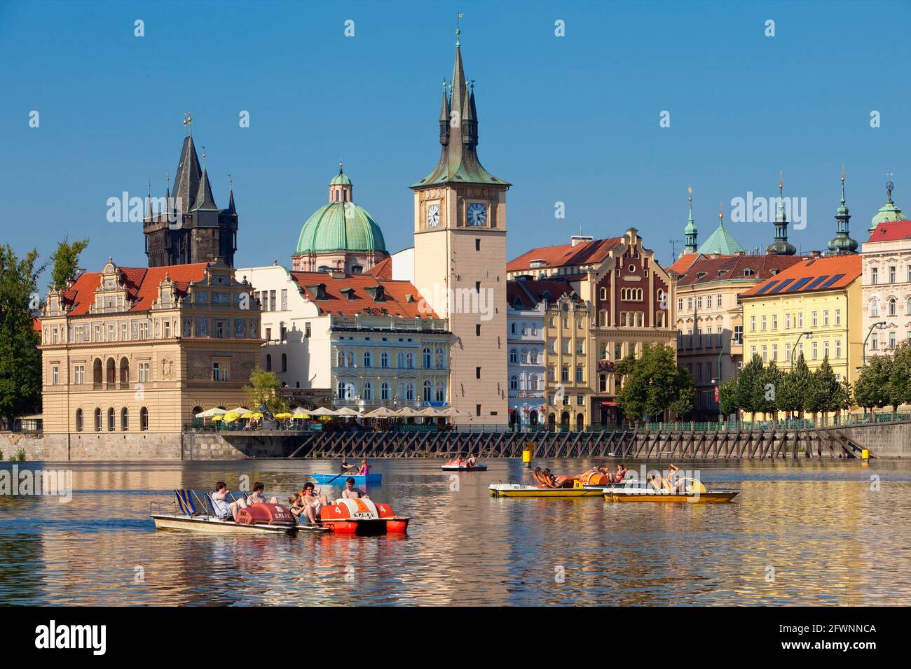 Praga - Novotneho Lakva, museo smetanovo, torres de la vieja ciudad y barcos Foto de stock