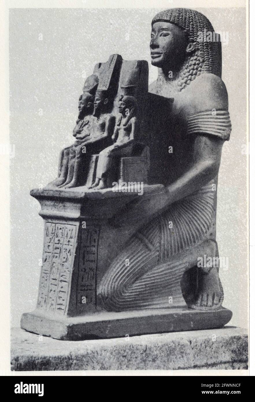 Ramesses-Nakht, Sumo Sacerdote de Amón, se arrodilla para presentar un pequeño santuario sobre el cual se representan la Tríada Tebana de Amón, Mut, y su hijo Khons.from K Foto de stock