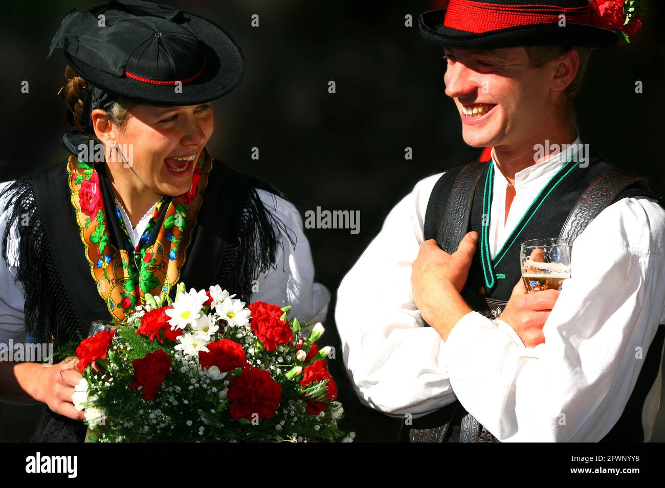 Schöne atraktive Frau mit Freund mit Tracht und dirndl in Meran beim Weinfest und Trachtenfest und Trachtenumzug in den Dolomitas En Südtirol Italien Foto de stock