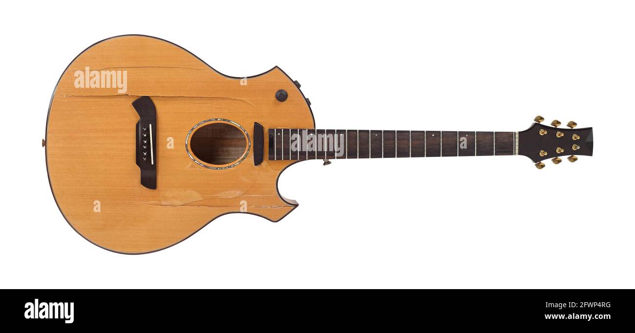 Instrumento musical - Vista frontal guitarra acústica rota aislada en fondo  blanco Fotografía de stock - Alamy