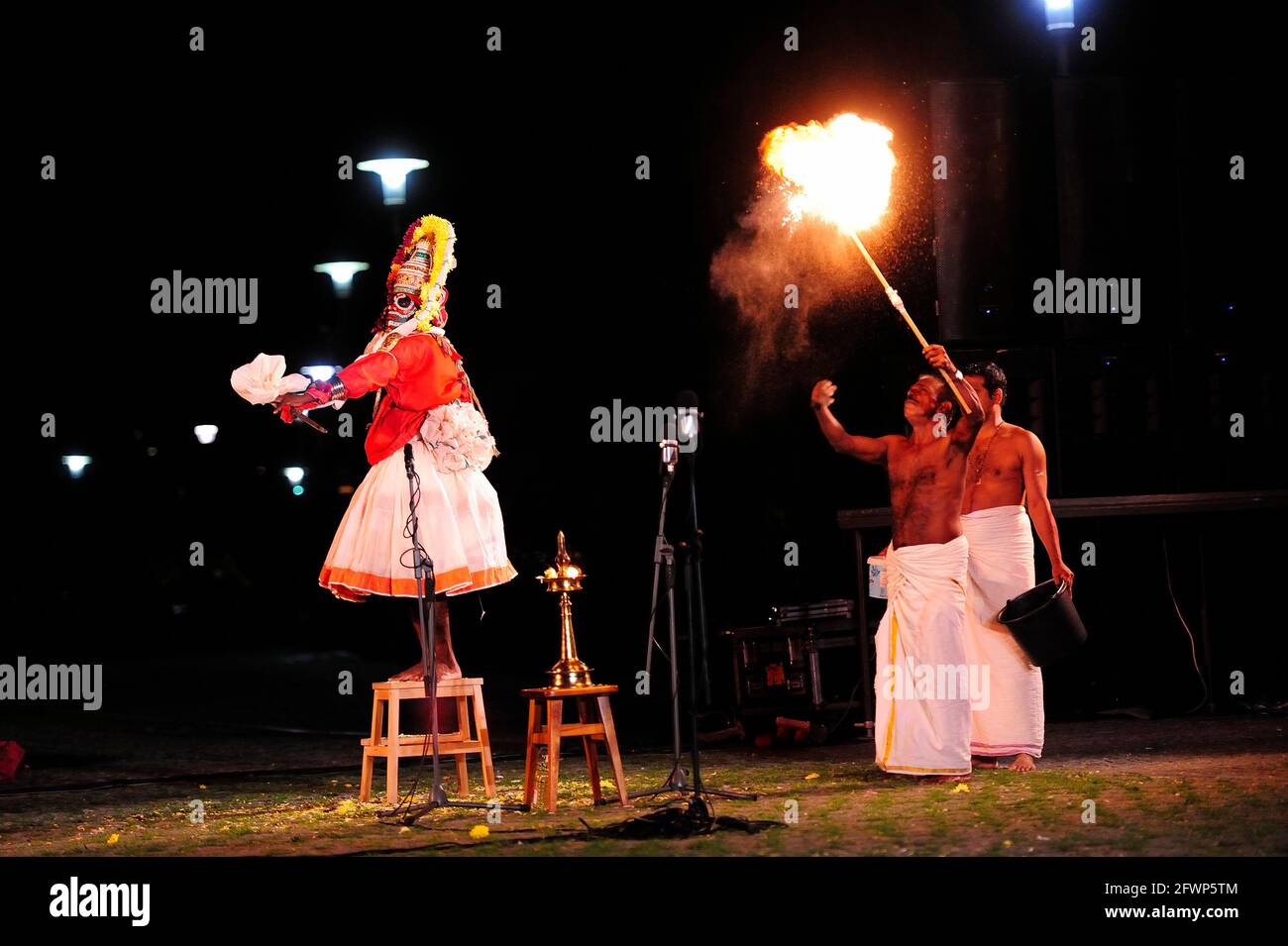 Mudijettu. Teatro ritual del templo de Kerala, Mudijettu. Teatro ritual de los templos de Kerala, la historia de los hechos heroicos de Bhadrakala - la historia del asesinato del demonio Darika (d‚rikavadham) ritual de culto de fertilidad, ritual de Kerala, foto kazimierz jurewicz, MUDIJETTU es probablemente una de las tradiciones teatrales más antiguas de la India Foto de stock