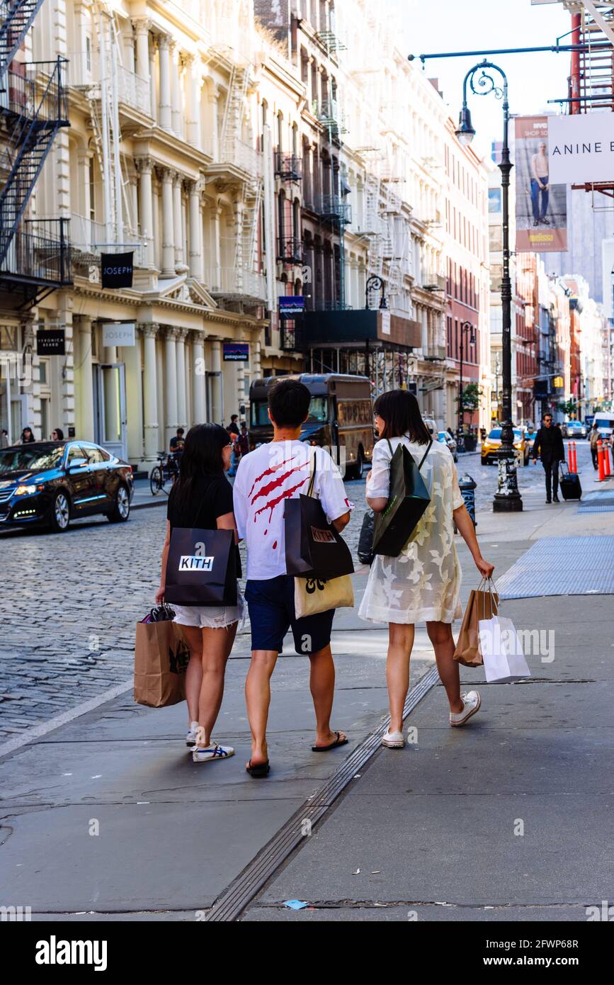 Ciudad de Nueva York, EE.UU. - 25 de junio de 2018: Gente asiática de  compras en