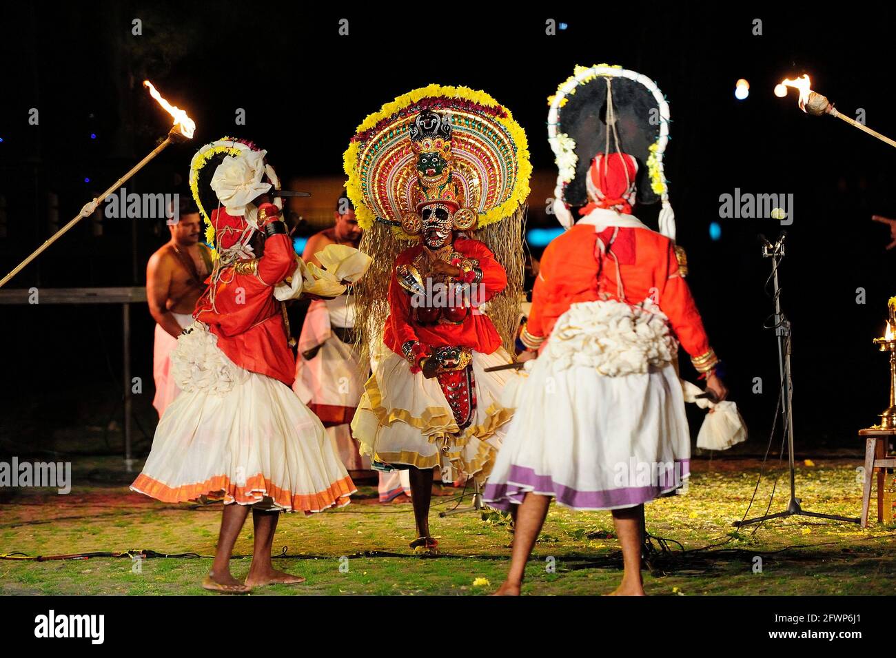 Mudijettu. Teatro ritual del templo de Kerala, Mudijettu. Teatro ritual de los templos de Kerala, la historia de los hechos heroicos de Bhadrakala - la historia del asesinato del demonio Darika (d‚rikavadham) ritual de culto de fertilidad, ritual de Kerala, foto kazimierz jurewicz, MUDIJETTU es probablemente una de las tradiciones teatrales más antiguas de la India Foto de stock