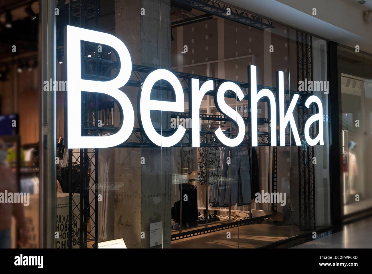 logotipo bershka, un cartel sobre la entrada de la tienda de marca boutique. Una marca internacional de ropa. Krasnoyarsk, Rusia, 15 de mayo 2021 Fotografía de stock - Alamy