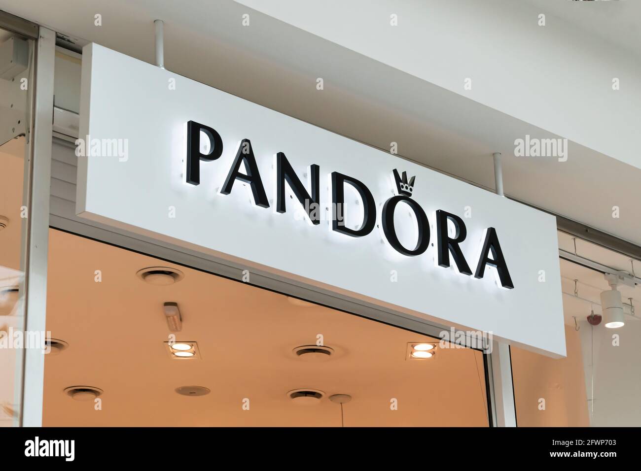 El logotipo de Pandora es una marca de joyería. Un signo encima de la tienda  de la empresa de la cadena Pandora. Krasnoyarsk, Rusia, 15 de mayo de 2021  Fotografía de stock - Alamy