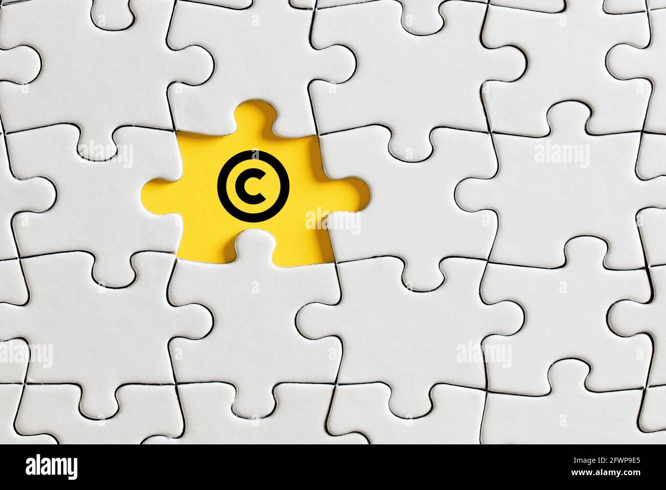 Icono de copyright en la pieza de puzzle que falta. Protección de la propiedad y de los derechos intelectuales. Foto de stock