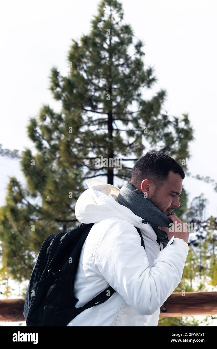 niño en chaqueta blanca y mochila en la Fotografía de - Alamy