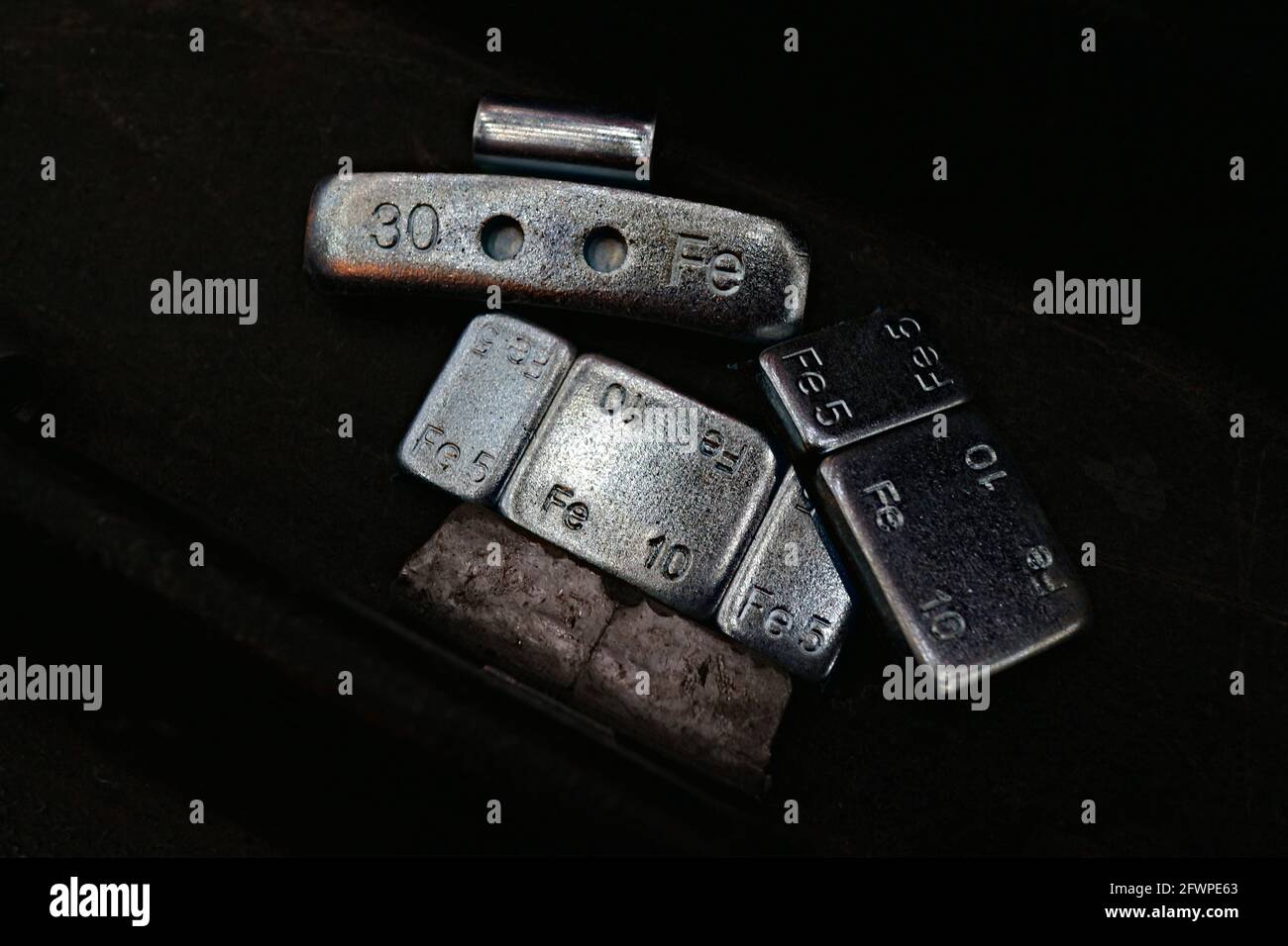 Plomo de peso para automóvil fotografías e imágenes de alta resolución -  Alamy