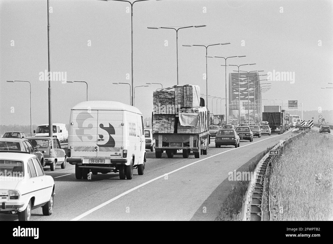 Mañana parte de la carretera A27 entre Vianen y la nueva intersección Lunetten abre; atascos de tráfico largo en el puente Lek cerca de Vianen, 23 de junio de 1981, ARCHIVOS, aperturas, Carreteras, plazas de tráfico, los Países Bajos, agencia de prensa del siglo 20th foto, noticias para recordar, documental, fotografía histórica 1945-1990, historias visuales, Historia humana del siglo XX, capturando momentos en el tiempo Foto de stock