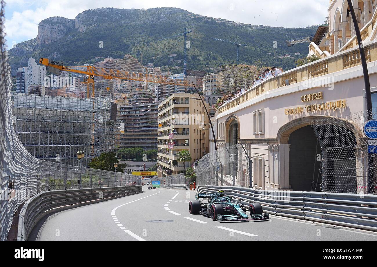 Montecarlo, Mónaco. 23rd de mayo de 2021. El piloto alemán Sebastian Vettel compite con su Aston Martin en el Gran Premio de Mónaco, la quinta ronda del Campeonato Mundial de Fórmula 1. El piloto alemán Sebastian Vettel terminó quinto en el Gran Premio de Mónaco de Fórmula 1, anotando sus primeros puntos de la temporada. Crédito: Hasan Bratic/dpa/Alamy Live News Foto de stock