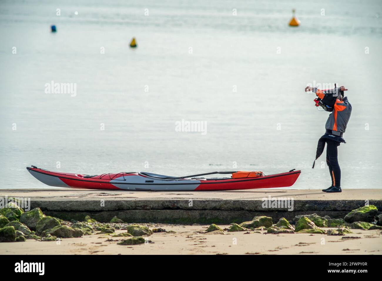 Kayak de mar en Charente Maritime, Francia en la costa atlántica occidental de Charente Maritime cerca de La Rochelle Foto de stock