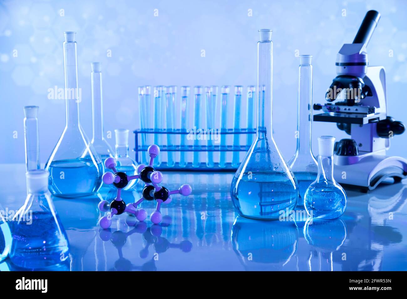 Vasos de precipitados, experimento científico de laboratorio, fondo