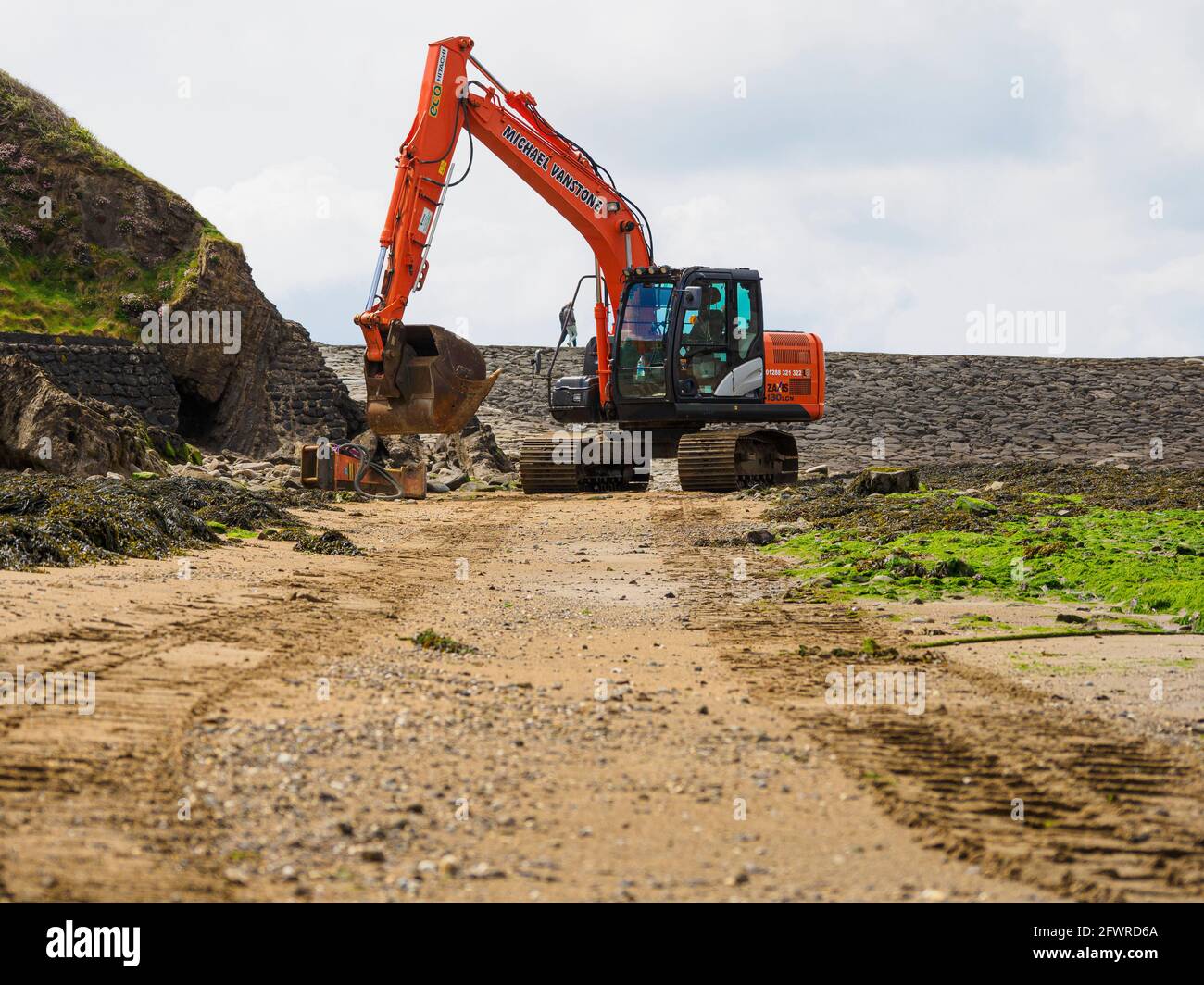 La excavadora HITACHI ZAXIS 130LCN está lista para empezar a trabajar en el puerto de Bude en marea baja, Bude, Cornwall, Reino Unido Foto de stock