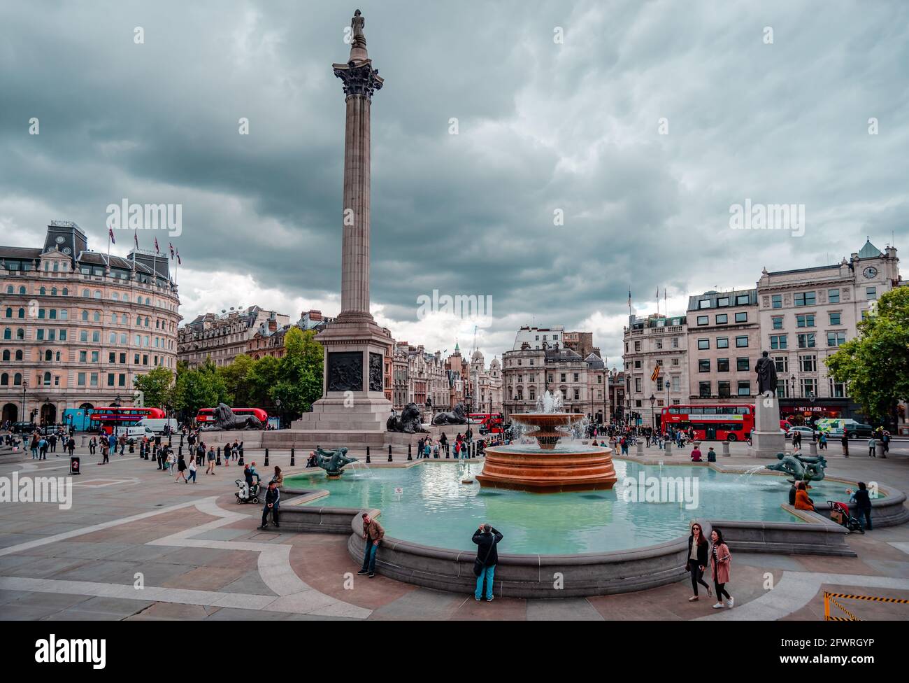Londres, Reino Unido - Septiembre 9 2015: Vista de Trafalgar Square y la columna de Nelson mirando hacia el sur hacia Whitehall. Foto de stock