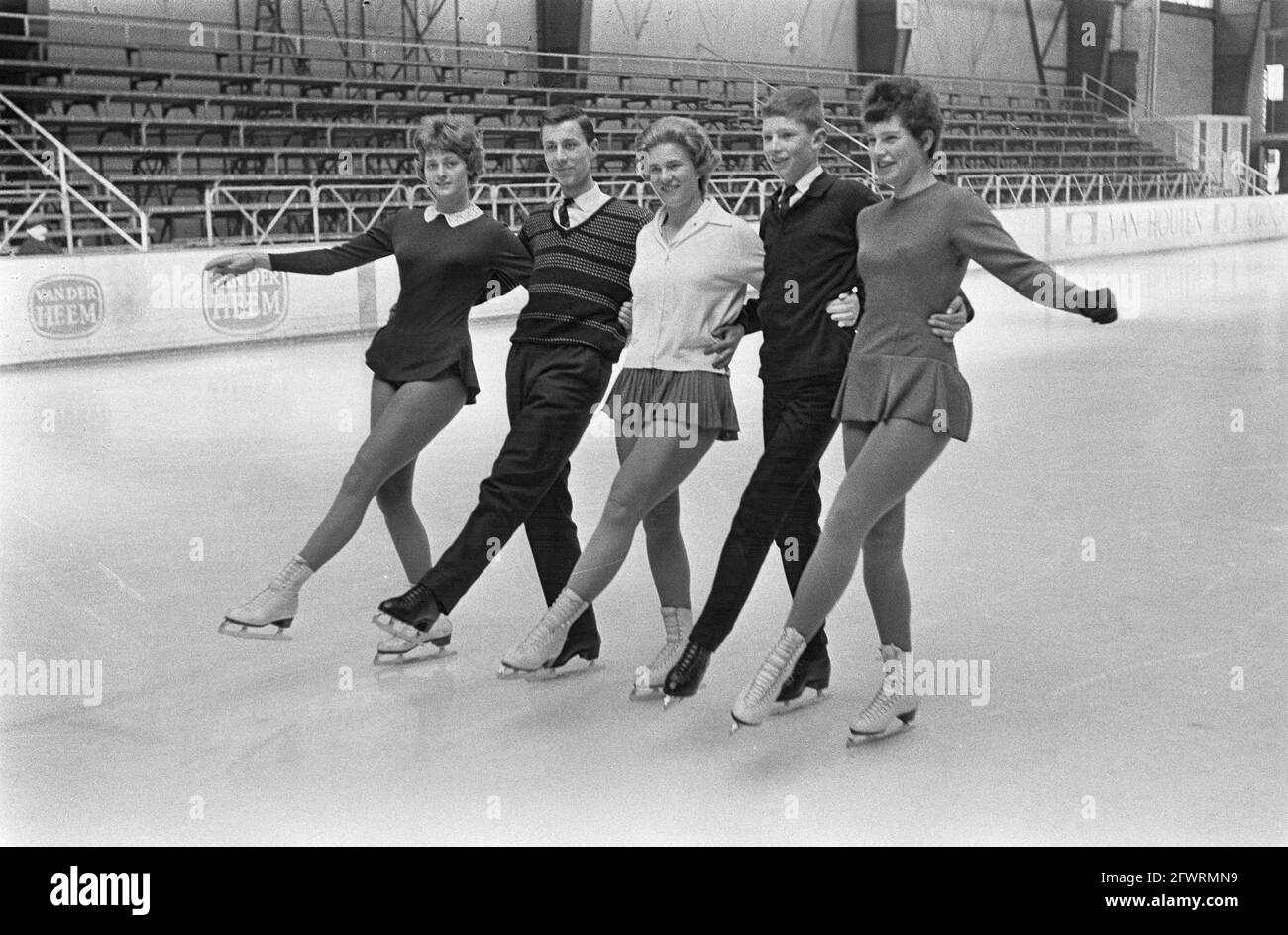 Campeonatos holandeses patinaje artístico en el Haagse Hok de izquierda a  derecha Lil Verbeek, Arnout Hendriks, Sjoukje Dijkstra, Wouter Toledo y  Madelaine, 17 de marzo de 1964, Campeonatos, patinaje artístico, Países  Bajos,